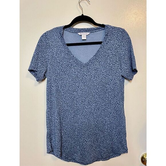 Athleta Breezy Scoop V-Neck Tee Shirt Blue Leopard Print Small - Picture 2 of 9